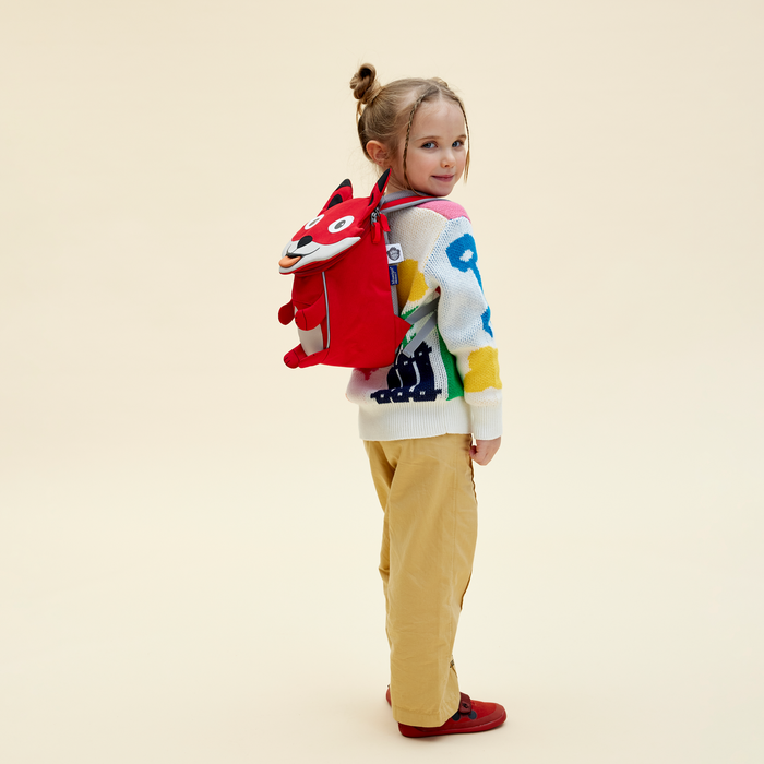 Affenzahn Small Friend Fox backpack worn by a toddler, illustrating its size and fit.