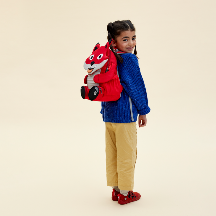 Affenzahn Large Friend Fox backpack worn by a child, illustrating its size and fit.