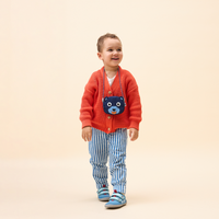 A boy wearing the Affenzahn Bear Kids Wallet around the neck, demonstrating the adjustable strap length.