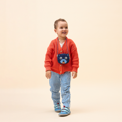 A boy wearing the Affenzahn Bear Kids Wallet around the neck, demonstrating the adjustable strap length.