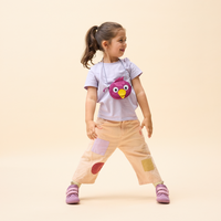 A child wearing the Affenzahn Bird Kids Wallet around the neck, demonstrating the size and the adjustable strap length.