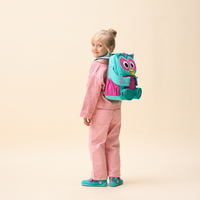 Affenzahn Large Friend Owl backpack worn by a child, illustrating its size and fit.