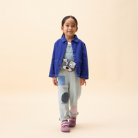 A child wearing the Affenzahn Dog Kids Wallet around the neck, demonstrating the size and the adjustable strap length.