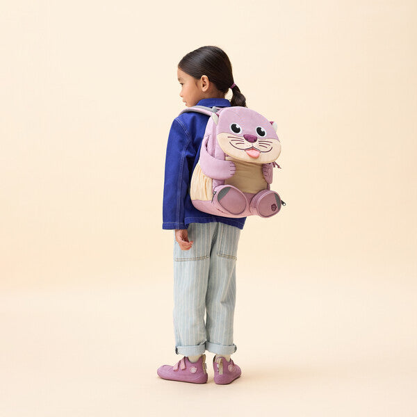 Affenzahn Large Friend Otter backpack worn by a child, illustrating its size and fit.